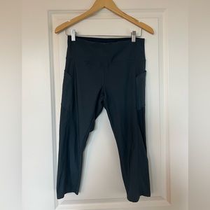 Gray yoga/workout leggings with pockets!